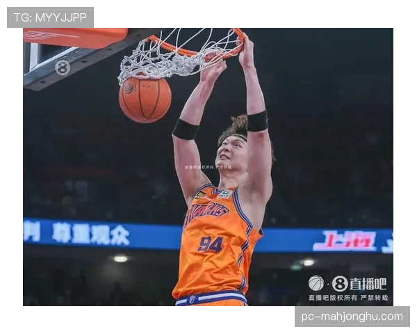 “特写:王哲林在一次成功的高位协防后,向年轻队友大声呼喊布置”