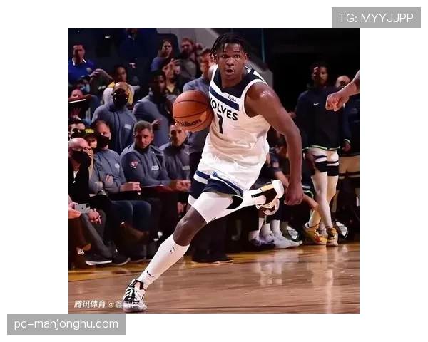 特写:爱德华兹追身封盖后一条龙暴扣,点燃森林狼主场